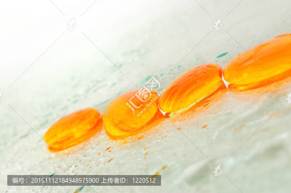 孤立的濕禪石與飛濺的水滴