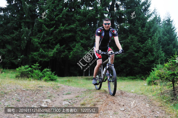 騎自行車男子戶外