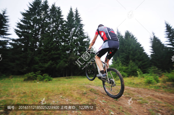 騎自行車男子戶外
