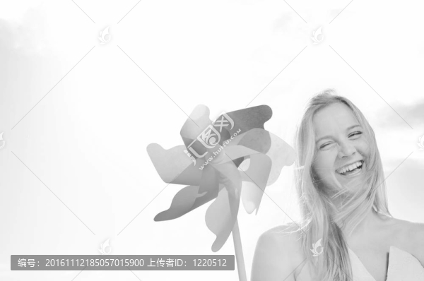 美麗的新娘戶外與五顏六色的風(fēng)車玩具