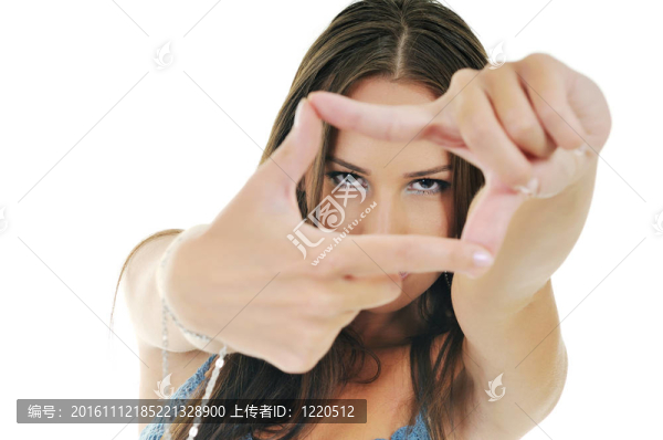 美麗的女孩特寫她的手指