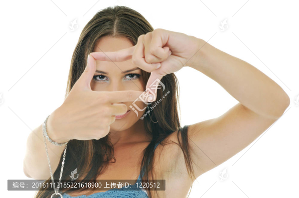 美麗的女孩特寫她的手指