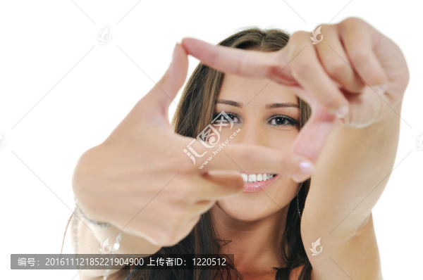 美麗的女孩特寫她的手指