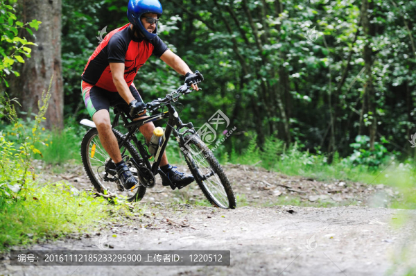騎自行車男子戶外