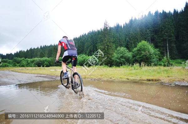 騎自行車男子戶外