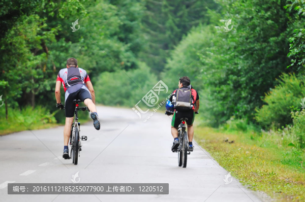 騎自行車男子戶外