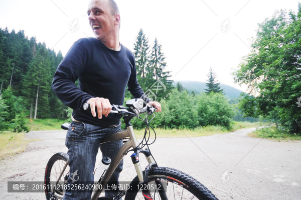 騎自行車男子戶外