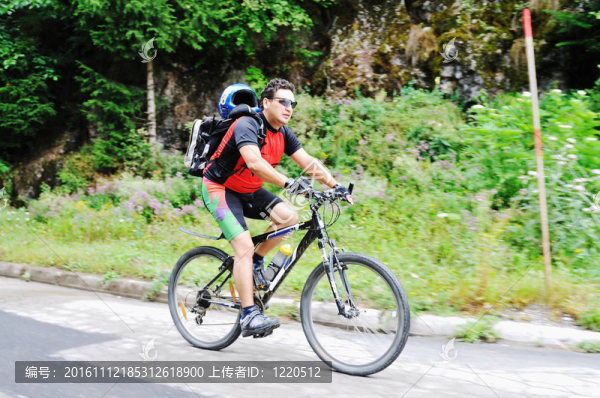 騎自行車男子戶外
