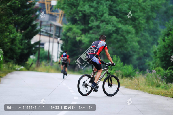 騎自行車男子戶外