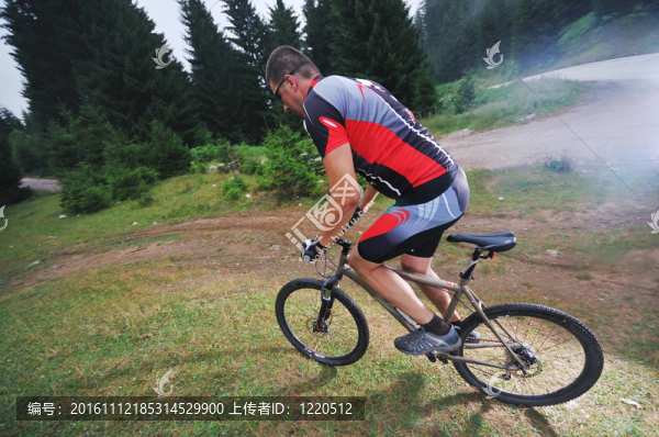 騎自行車男子戶外