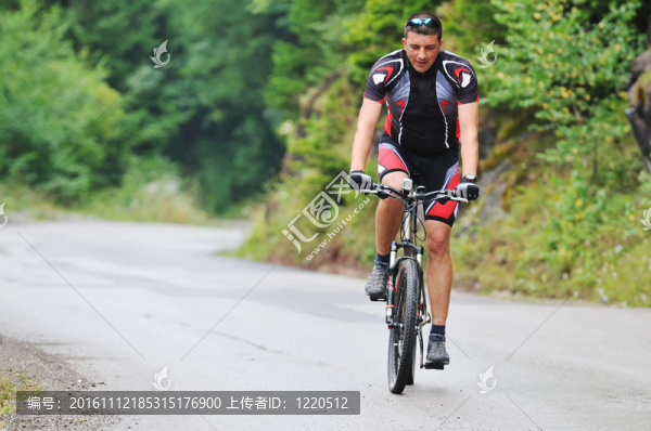 騎自行車男子戶外