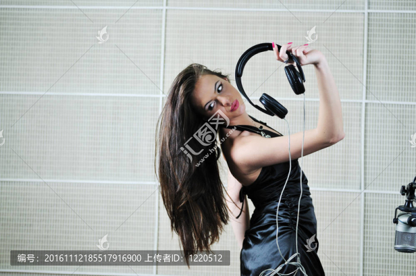 耳機(jī)跳舞的女人