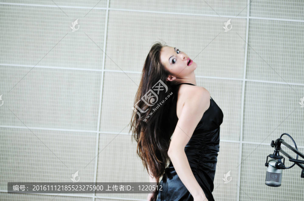 耳機(jī)跳舞的女人