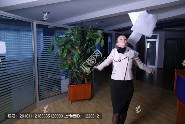 快樂的商人扔文件。