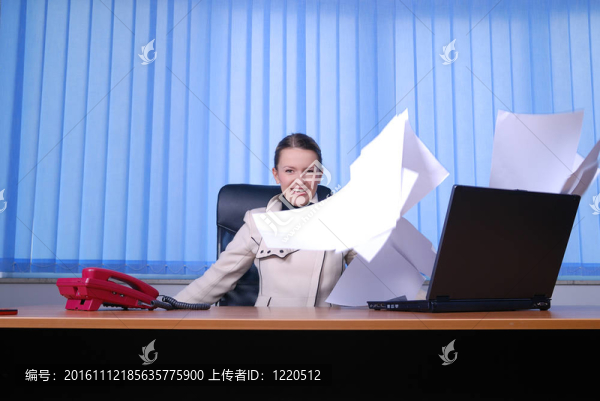 快樂的商人扔紙空氣。