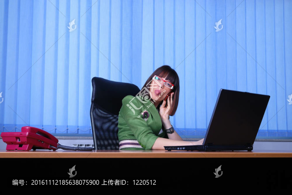 年輕的女商人，正在辦公室里一臺(tái)筆記本電腦。