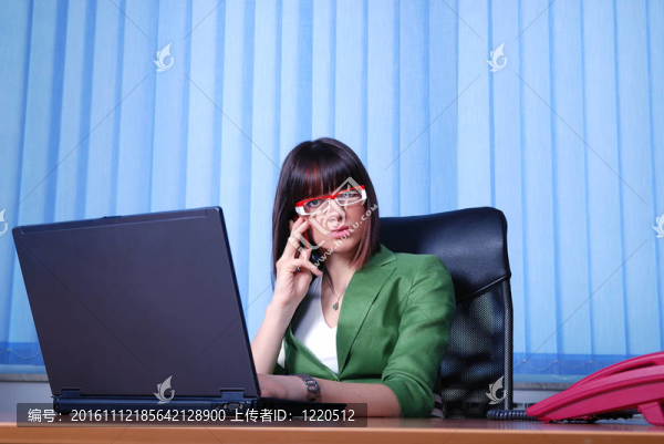 年輕的女商人，正在辦公室里一臺(tái)筆記本電腦。
