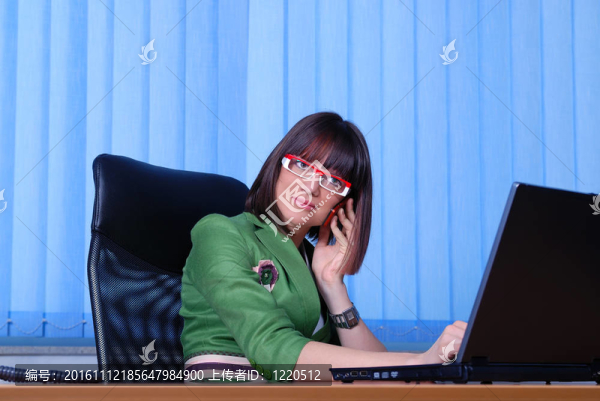 年輕的女商人，正在辦公室里一臺筆記本電腦。