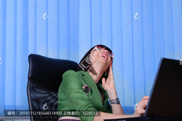 年輕的女商人，正在辦公室里一臺筆記本電腦。