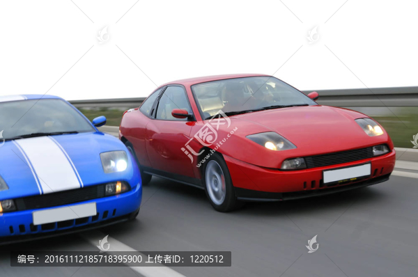 孤立的賽車在公路上的賽車
