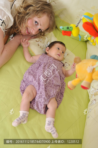 年輕媽媽和嬰兒