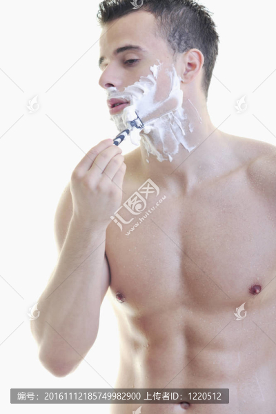 年輕男子剃須
