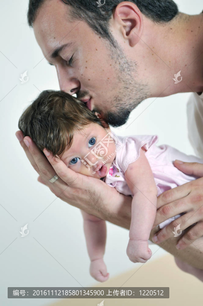 年輕的父親與嬰兒