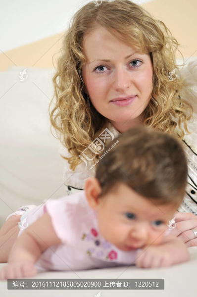 快樂的母親和嬰兒