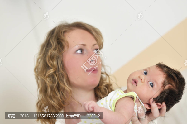 年輕漂亮的媽媽帶著小寶貝