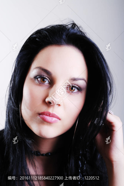 黑發(fā)女人
