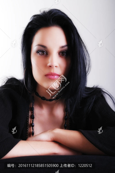 黑發(fā)女人