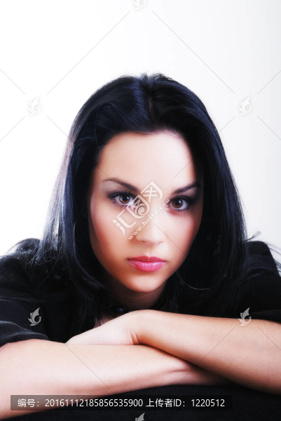 黑發(fā)女人