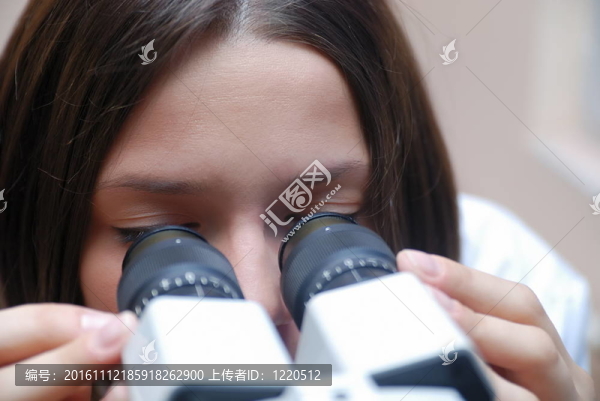 女性眼科