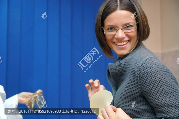 高興和準(zhǔn)備硅乳房植入物