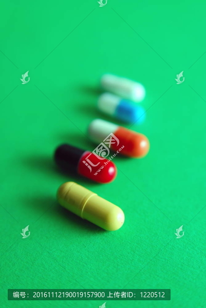 在綠色背景上的藥丸