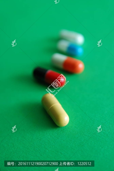 在綠色背景上的藥丸