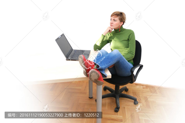 隨便的女孩在辦公室放松