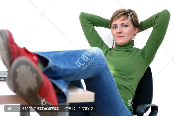 隨便的女孩在辦公室放松