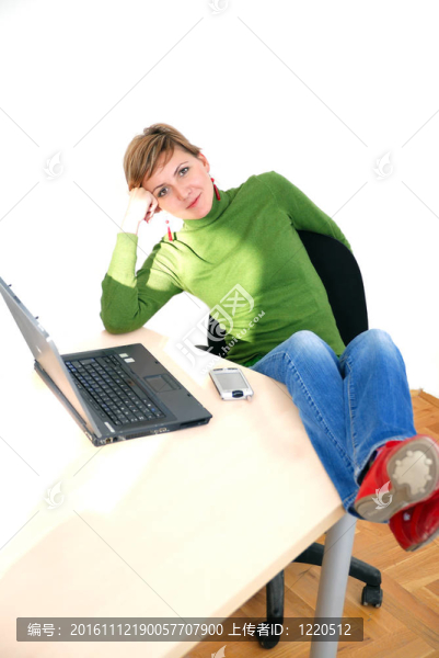 隨便的女孩在辦公室放松