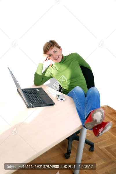 隨便的女孩在辦公室放松