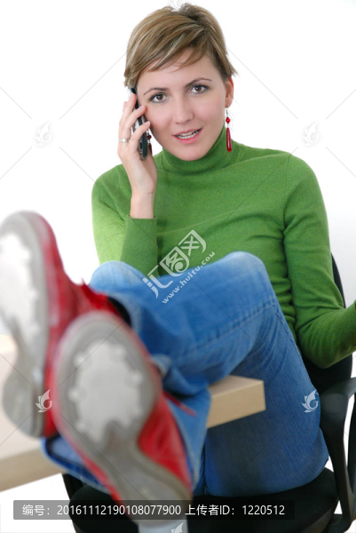 隨便的女孩在辦公室放松