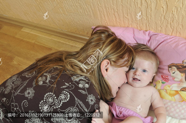 美麗的金發(fā)年輕母親和可愛的嬰兒