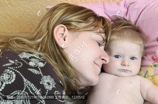 美麗的金發(fā)年輕母親和可愛的嬰兒