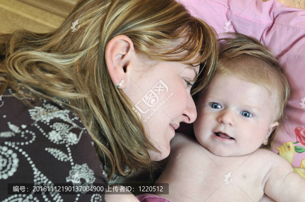 美麗的金發(fā)年輕母親和可愛(ài)的嬰兒