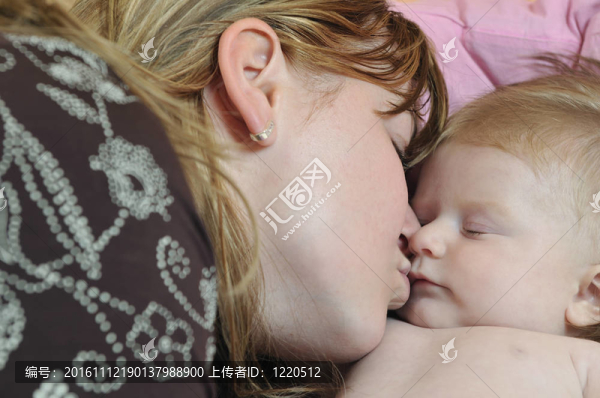 美麗的金發(fā)年輕母親和可愛的嬰兒