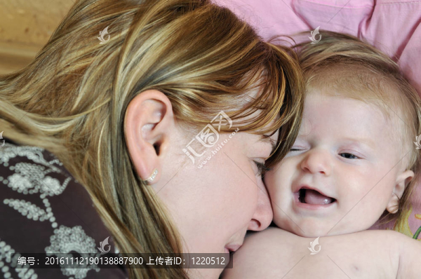 美麗的金發(fā)年輕母親和可愛的嬰兒