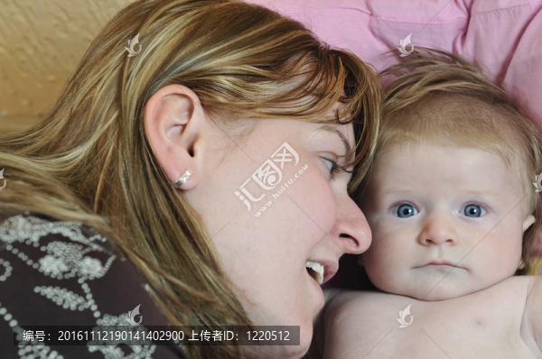 美麗的金發(fā)年輕母親和可愛的嬰兒