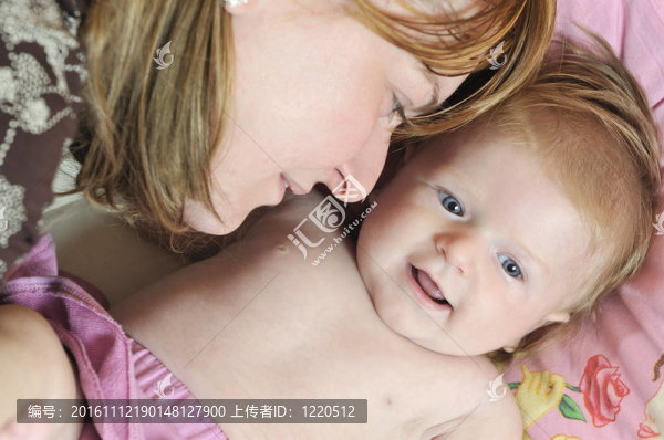 美麗的金發(fā)年輕母親和可愛的嬰兒