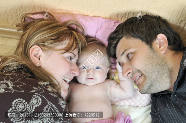 可愛(ài)的小嬰兒的年輕家庭肖像-匯圖網(wǎng) www.fosd68.com 可愛(ài)的小嬰兒的年輕家庭肖像