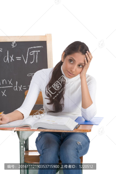 印度大學(xué)生女子學(xué)習(xí)數(shù)學(xué)考試